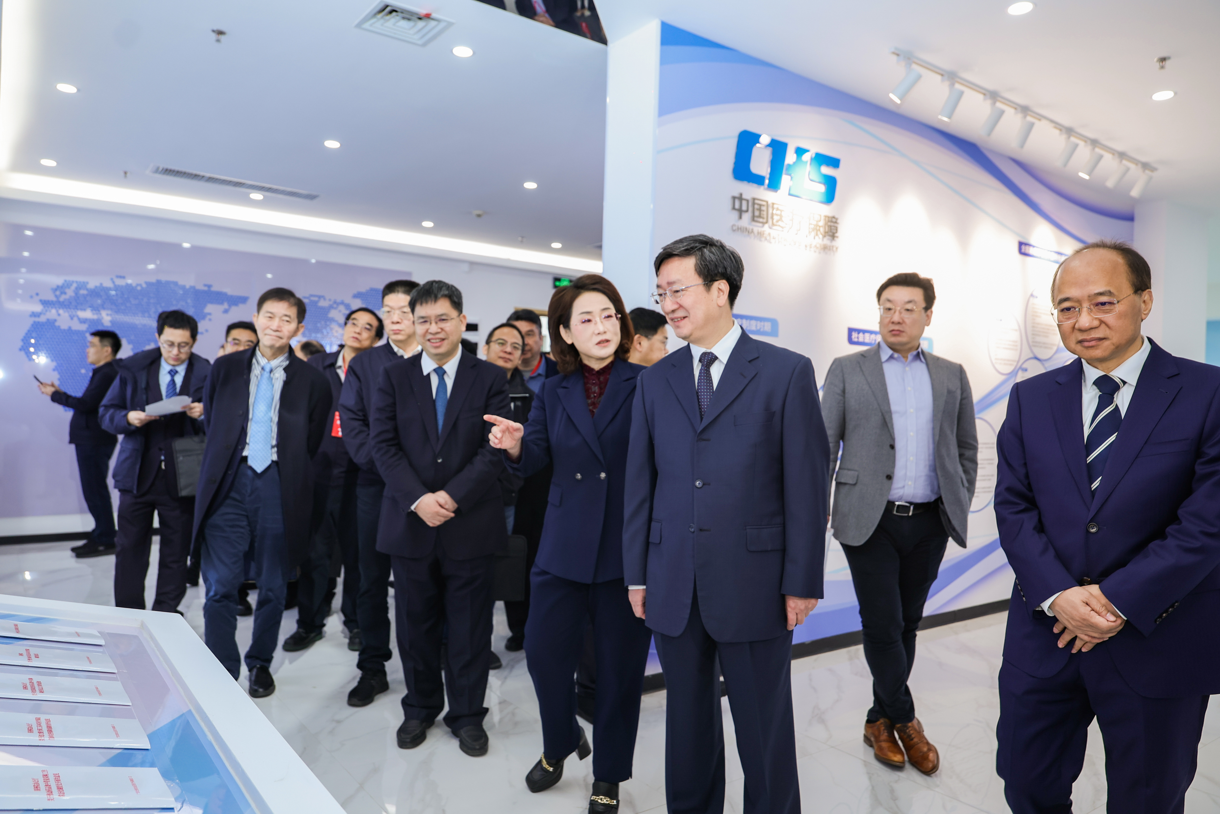 与会领导参观中国医保健康展示馆.jpg